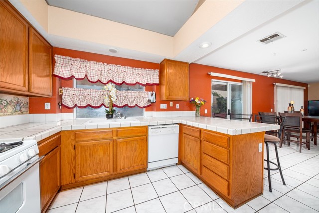 Detail Gallery Image 12 of 46 For 11431 Leatherleaf Rd, Fontana,  CA 92337 - 5 Beds | 3/1 Baths
