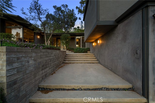 Detail Gallery Image 46 of 51 For 4750 Poe Ave, Woodland Hills,  CA 91364 - 4 Beds | 4 Baths