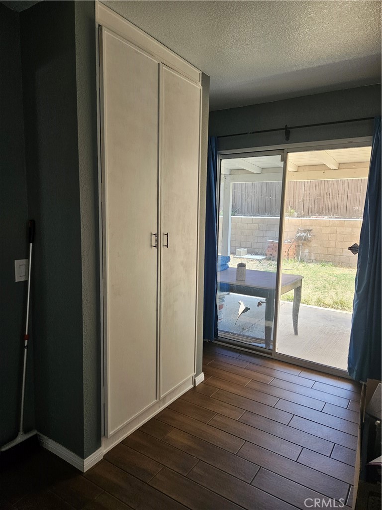 https://media.crmls.org/medias/3cb4f9f7-03a9-4772-ac99-df5b9429cbb3.jpg?preset=X-Large