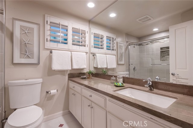 Hall bathroom with bath/shower