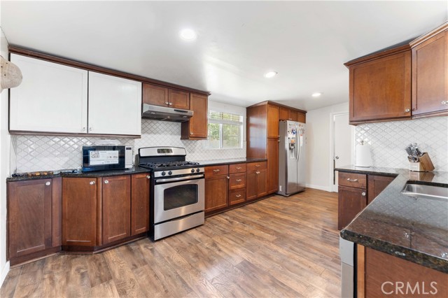 Detail Gallery Image 13 of 39 For 14582 El Molino St, Fontana,  CA 92335 - 6 Beds | 3 Baths