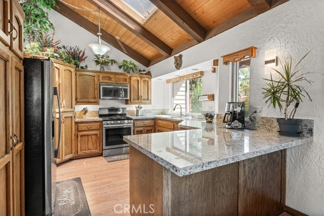 Detail Gallery Image 10 of 46 For 1042 Pine Mountain Dr, Big Bear City,  CA 92314 - 4 Beds | 3 Baths