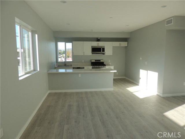 Detail Gallery Image 5 of 16 For 22735 Del Valle St #6,  Woodland Hills,  CA 91364 - 3 Beds | 2 Baths