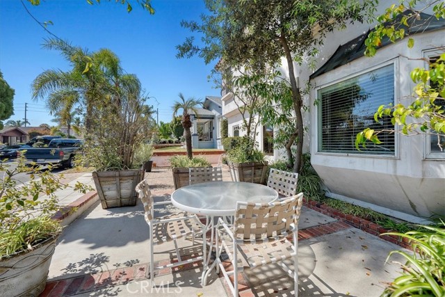 Detail Gallery Image 2 of 21 For 377 Roycroft Ave, Long Beach,  CA 90814 - 3 Beds | 2 Baths
