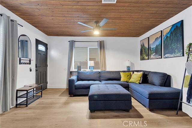 906 W Aeroplane Boulevard, Big Bear City CA: https://media.crmls.org/medias/3ccac462-afe3-4b51-91df-163b1fd7a1e2.jpg