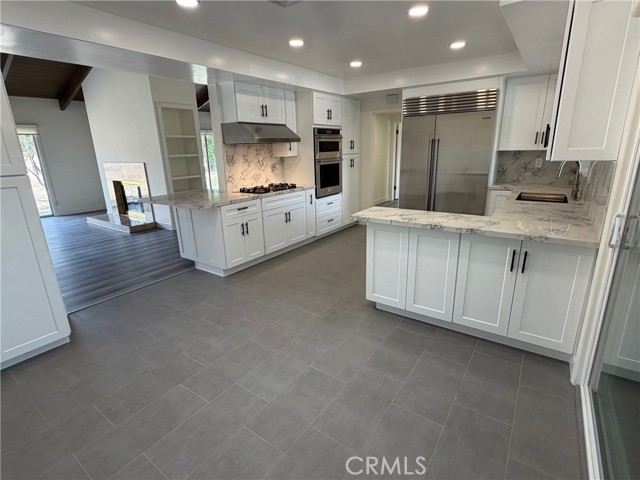 Detail Gallery Image 3 of 22 For 5301 Dubois, Woodland Hills,  CA 91367 - 3 Beds | 2 Baths