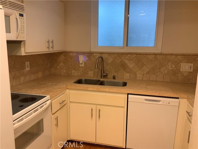 737 Avocado Avenue, Corona del Mar CA: https://media.crmls.org/medias/3cd158f3-e1d3-419b-8dec-41757bbe757c.jpg