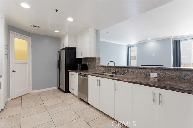 Detail Gallery Image 3 of 48 For 5350 White Oak Ave #413,  Encino,  CA 91316 - 2 Beds | 2 Baths