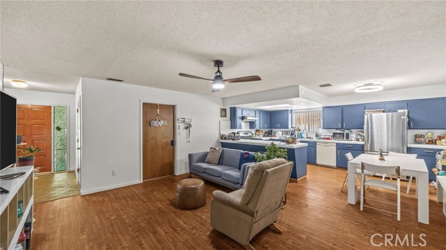 Detail Gallery Image 3 of 19 For 9130 Pinyon Ave, Fontana,  CA 92335 - 3 Beds | 2 Baths