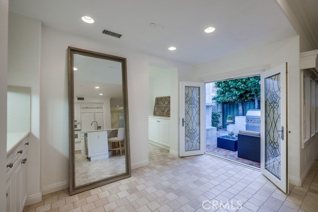 2569 Bungalow Place, Corona del Mar CA: https://media.crmls.org/medias/3cd560c3-255a-4a6a-a47e-2c540b7532d7.jpg