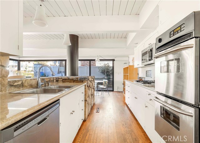 Detail Gallery Image 7 of 33 For 2708 Shell St, Corona Del Mar,  CA 92625 - 3 Beds | 3 Baths