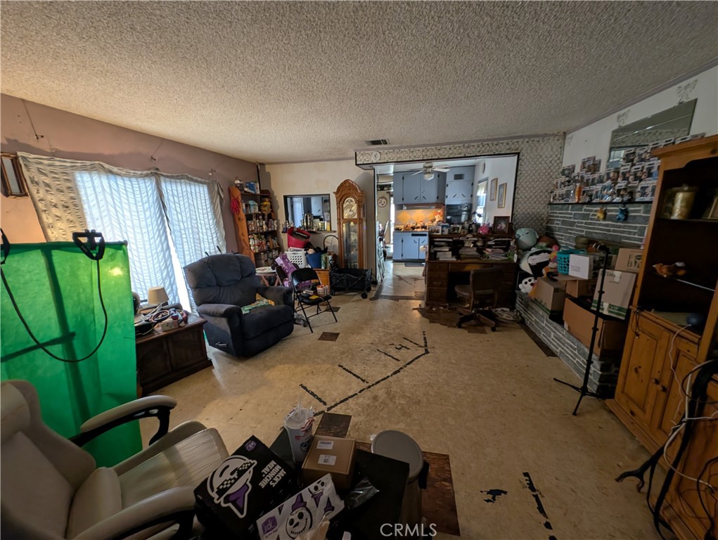 https://media.crmls.org/medias/3cdd106f-2b7e-4538-8233-fe9093d63171.jpg?preset=X-Large