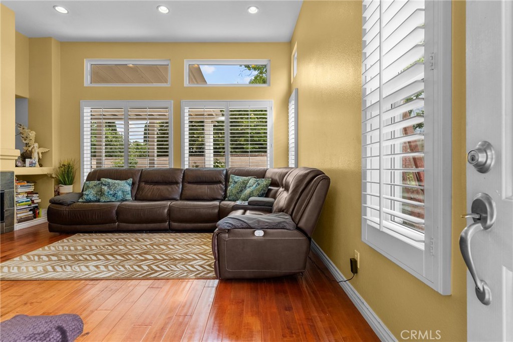 https://media.crmls.org/medias/3cdde27e-03c4-47ba-b7ad-7519dee27beb.jpg?preset=X-Large