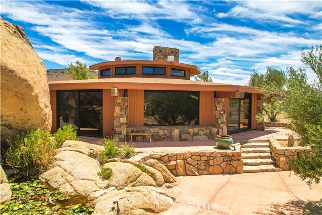 Detail Gallery Image 4 of 75 For 55290 Flying Tigers Rd, Pioneertown,  CA 92268 - 4 Beds | 3 Baths