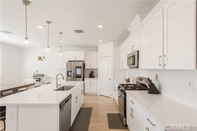 Detail Gallery Image 8 of 39 For 34438 Coconut Cir, Winchester,  CA 92596 - 4 Beds | 3 Baths