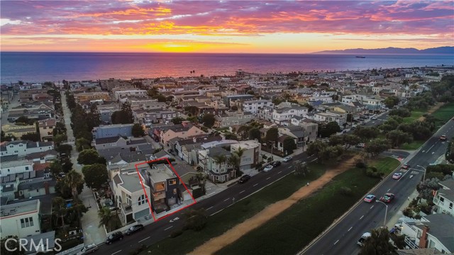505 Valley Drive Manhattan Beach, California Luxurious eco-friendly custom built single family home built by LEAN
ARCH. Enjoy exceptional views of the Greenbelt, Hill Section and Walkstreet
from the open plan loft like feel. This exceptional architectural residence in Manhattan Beach is
an ideal match for the buyer that desires modern design, open space,
premium finishes and an environmentally friendly home. This home fuses
indoor and outdoor living. Nana sliders at opposite ends of the upper
floor allow uninterrupted access to the outdoors. The home has zoned radiant
heated floors, brand new tankless water heaters, uses reclaimed lumber and is
wired for solar. Incorporated within the stylish details are the high
end fixtures by Duravit, Kohler, Dornbracht, Artemide + Bruck.
Exceptional building finishes include Fleetwood windows + doors, Nana
retractable glass panels and a "roll up" glass garage door cleverly
installed at the upper floor stairwell contributing to the "loft-like"
feel. Natural stone accents including slate, marble and travertine are
seen throughout the home. Douglas fir wood is used extensively in the
flooring, cabinetry, interior doors and the living/dining room
ceiling. In addition to it's distinctive design and “Green” features,
this home has the added benefit of a location close to the water and a
short walk to downtown dining and shops.