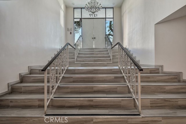 Detail Gallery Image 12 of 32 For 1277 S Beverly Glen Bld #303,  Los Angeles,  CA 90024 - 2 Beds | 2/1 Baths