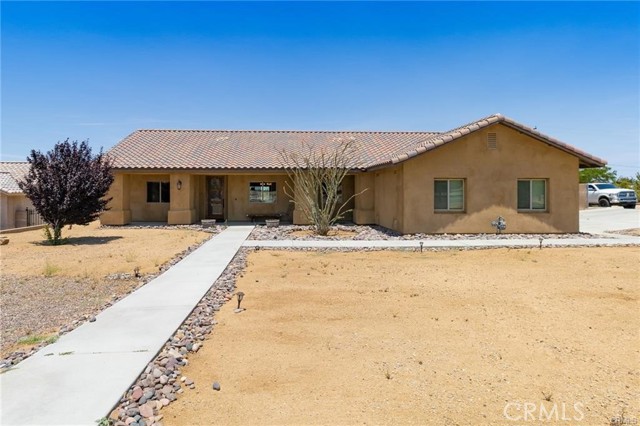 Detail Gallery Image 1 of 27 For 8212 Emerson Ave, Yucca Valley,  CA 92284 - 4 Beds | 3 Baths