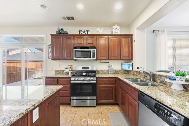 Detail Gallery Image 13 of 44 For 3116 Perdot Ave, Rosamond,  CA 93560 - 4 Beds | 2/1 Baths