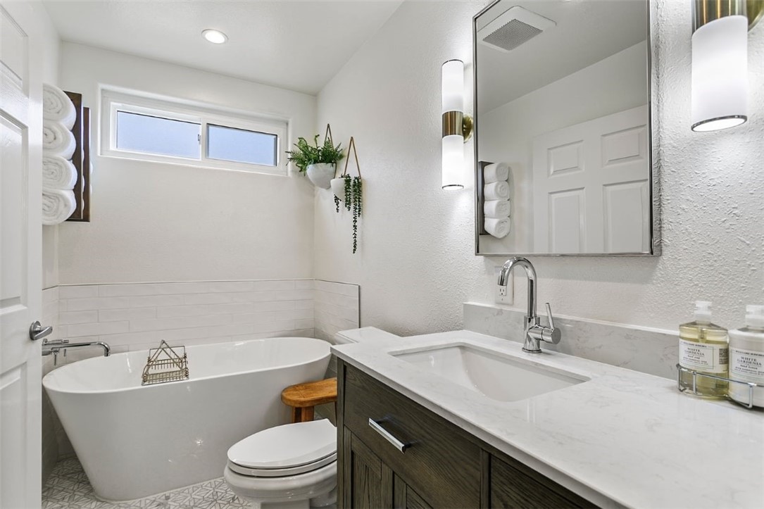 Detail Gallery Image 19 of 22 For 14351 Magnolia Bld #4,  Sherman Oaks,  CA 91423 - 2 Beds | 3 Baths