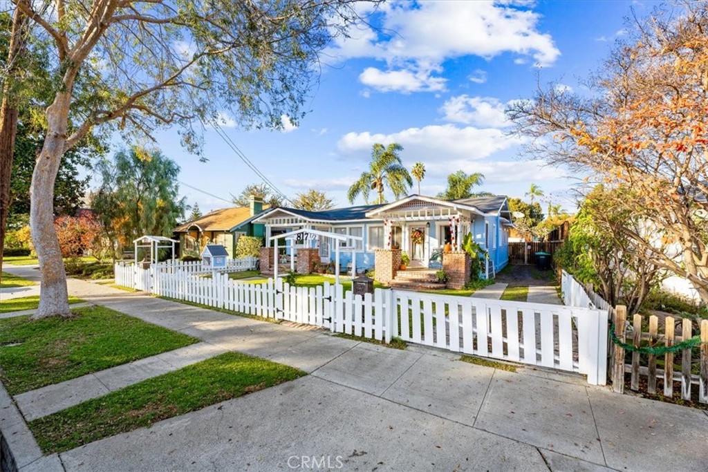 817 E Palmyra Avenue