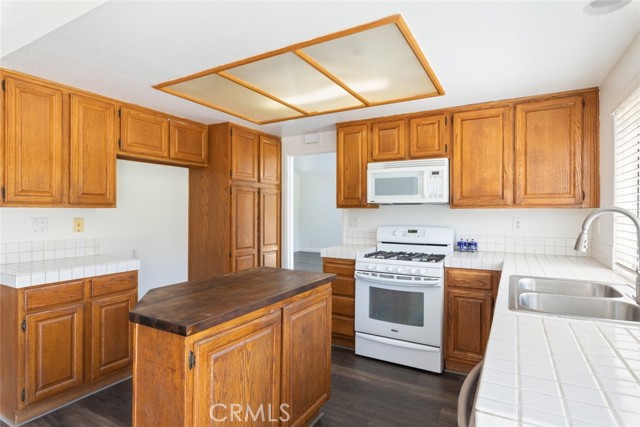 16783 Lake Knoll, Riverside CA: https://media.crmls.org/medias/3cec6f36-5a3b-4a77-b9a2-51f534f01467.jpg