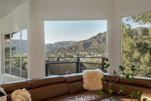 9570 Amoret Drive, Tujunga CA: https://media.crmls.org/medias/3ced37a2-f50e-41c4-b8f3-3d52e1542973.jpg