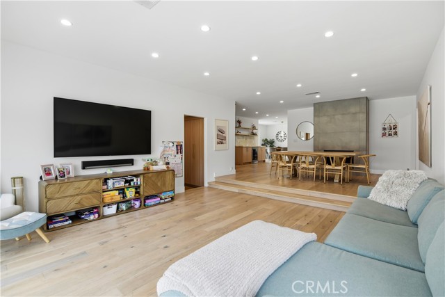 Detail Gallery Image 19 of 53 For 22637 Erwin St, Woodland Hills,  CA 91367 - 6 Beds | 5/1 Baths