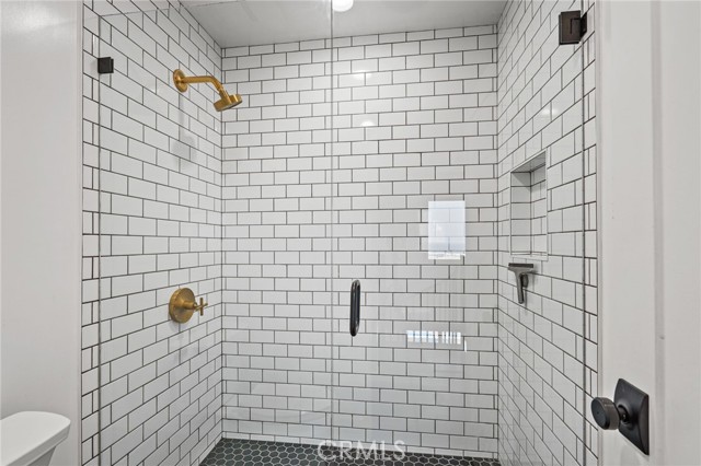 Modern en suite shower