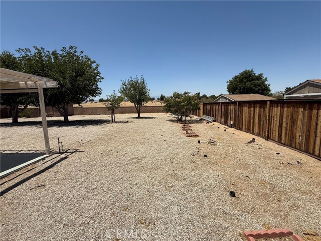 13240 Mugu Court, Apple Valley CA: https://media.crmls.org/medias/3cf006a1-9df8-430f-b2c7-bcb64437cf12.jpg