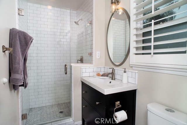 Detail Gallery Image 10 of 16 For 6458 Hanna Ave, Woodland Hills,  CA 91303 - 3 Beds | 3 Baths