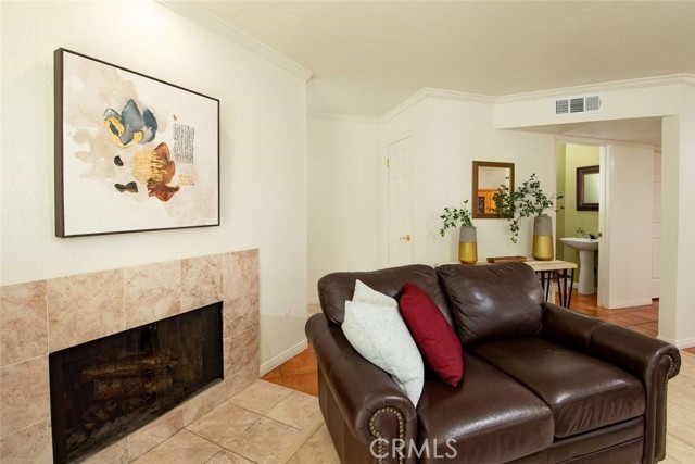 Detail Gallery Image 8 of 62 For 7310 Balboa Bld #F,  Van Nuys,  CA 91406 - 2 Beds | 3 Baths