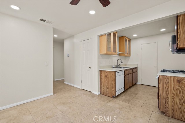 Detail Gallery Image 11 of 32 For 1305 Brentwood Cir #D,  Corona,  CA 92882 - 2 Beds | 2 Baths
