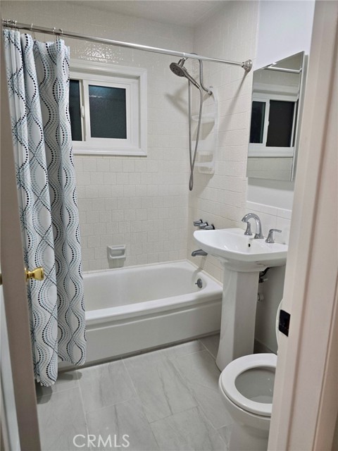 Detail Gallery Image 5 of 7 For 1109 Goodman Ave, Redondo Beach,  CA 90278 - 2 Beds | 1 Baths