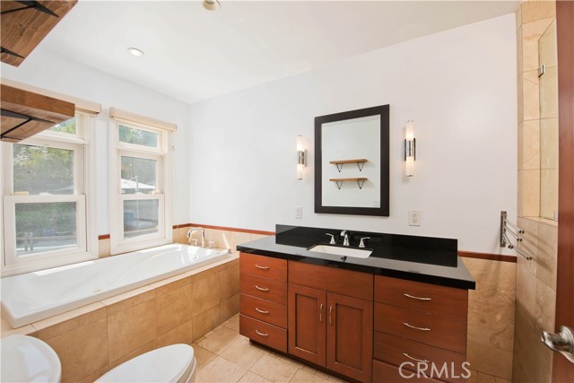 Detail Gallery Image 14 of 44 For 13964 Peach Grove St, Sherman Oaks,  CA 91423 - 3 Beds | 3 Baths