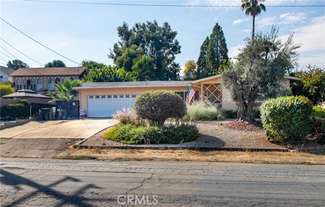 Detail Gallery Image 3 of 25 For 33993 Avenue E, Yucaipa,  CA 92399 - 3 Beds | 2 Baths