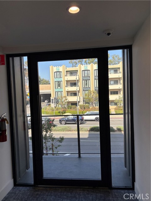 Detail Gallery Image 7 of 49 For 10352 Riverside #201,  Toluca Lake,  CA 91602 - 3 Beds | 3 Baths