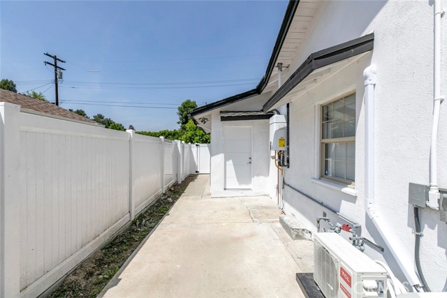 Detail Gallery Image 12 of 17 For 17648 Raymer St, Northridge,  CA 91325 - 1 Beds | 1/1 Baths