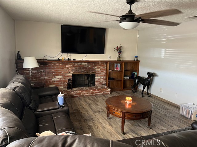 Detail Gallery Image 9 of 18 For 1923 Emma Lee Ln a,  Hanford,  CA 93230 - 3 Beds | 2 Baths