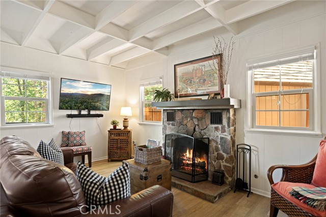 Detail Gallery Image 4 of 17 For 2398 Whispering Pines Dr, Running Springs,  CA 92382 - 2 Beds | 1 Baths