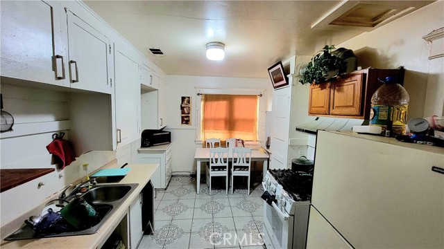 Detail Gallery Image 2 of 43 For 400 West Main, Turlock,  CA 95380 - 6 Beds | 2/1 Baths