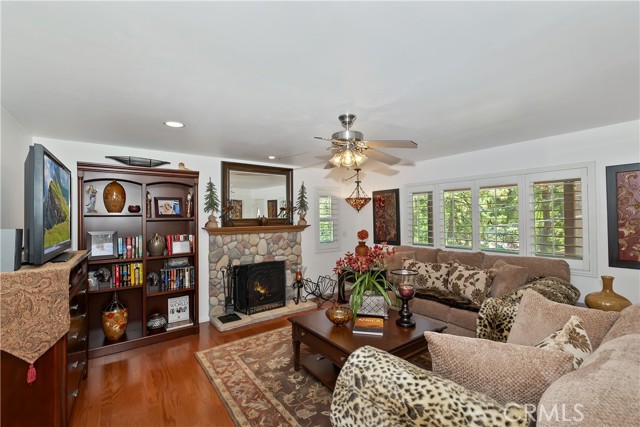 31816 Silver Spruce Drive, Running Springs CA: https://media.crmls.org/medias/3d083b5b-502a-4bc3-aacd-0ce1afd0cc32.jpg