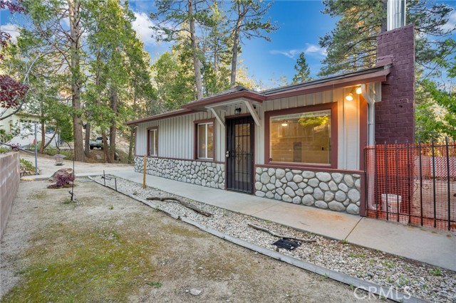 Detail Gallery Image 1 of 22 For 32159 Cove Cir, Running Springs,  CA 92382 - 2 Beds | 1 Baths