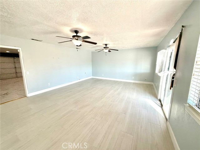7795 Oakwood Avenue, Hesperia CA: https://media.crmls.org/medias/3d0c7513-e369-4a26-8d61-35d864d5af89.jpg