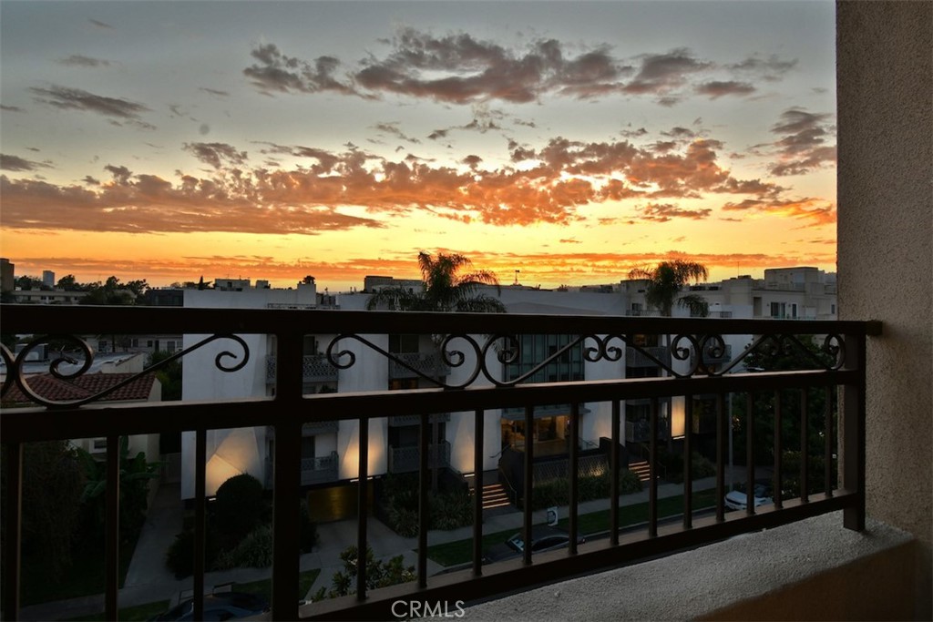 https://media.crmls.org/medias/3d0c76c5-daf6-4c98-a18d-11ff1e2d3640.jpg?preset=X-Large