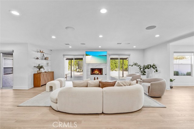 Detail Gallery Image 9 of 46 For 23245 Gonzales Dr, Woodland Hills,  CA 91367 - 5 Beds | 3 Baths