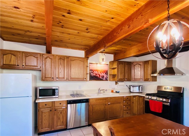 Detail Gallery Image 5 of 18 For 218 E Barker Bld, Big Bear City,  CA 92314 - 2 Beds | 2 Baths
