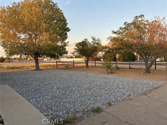 Detail Gallery Image 3 of 21 For 10852 Navajo Rd, Apple Valley,  CA 92308 - 3 Beds | 2 Baths