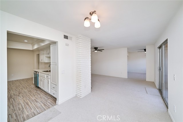 Detail Gallery Image 9 of 45 For 3481 Stancrest Dr #302,  Glendale,  CA 91208 - 3 Beds | 2 Baths