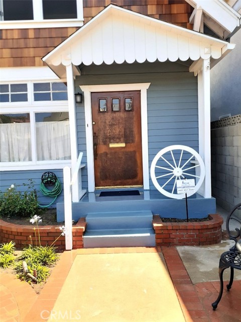 413 Ocean Avenue, Seal Beach CA: https://media.crmls.org/medias/3d172a4c-fff9-4da5-91f2-e211b3ce15c8.jpg